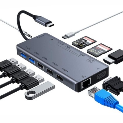 Hub USB-C cinza metálico com múltiplas portas e acessórios conectados