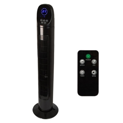 Ventoinha de torre preta com comando remoto preto em fundo branco