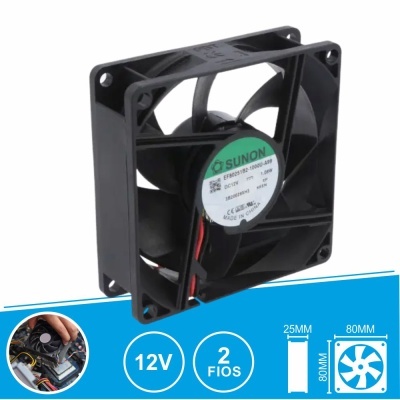 Ventoinha de computador preta de 80x80 mm da marca SUNON com etiqueta verde e branca