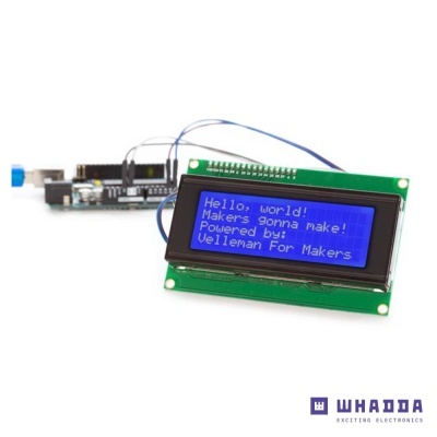 Ecrã LCD azul e verde com texto branco ligado a placa eletrónica com fios azuis sobre fundo branco