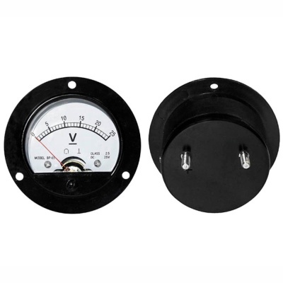 Voltímetros analógicos redondos pretos com mostrador branco e escala 0-30 V