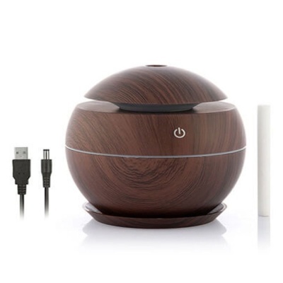 Difusor aromático esférico em madeira escura com cabo USB e palito branco