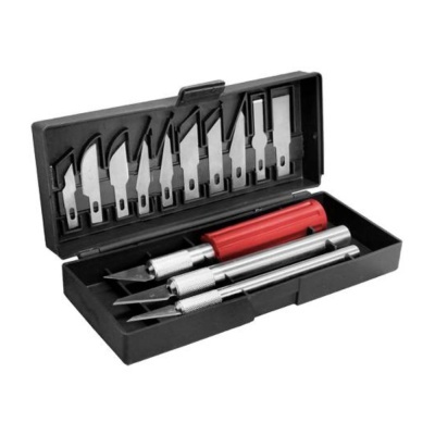 Conjunto de facas de precisão com cabo vermelho e lâminas intercambiáveis numa caixa preta.