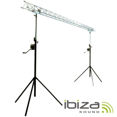 Estrutura metálica de suporte com tripés e barra transversal prateada sobre fundo branco com o logótipo Ibiza Sound