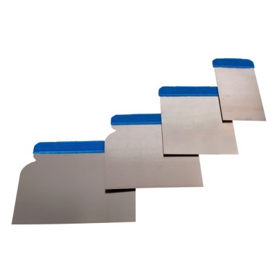 Conjunto de quatro espátulas de metal com cabo azul