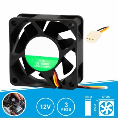 Ventoinha de computador preta com conector branco e etiqueta verde