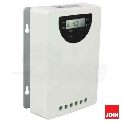 Dispositivo eletrônico branco com visor digital e botões, seis conectores verdes e suportes metálicos para fixação