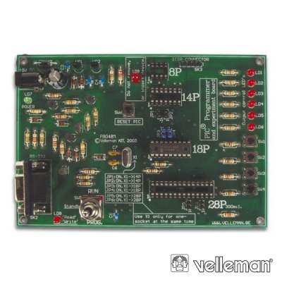 Placa de circuito impresso verde com componentes eletrónicos e texto impresso