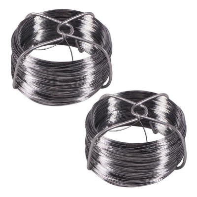 Dois rolos de arame metálico prateado enrolados.