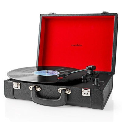 Gira-discos portátil preto com interior vermelho e disco a tocar