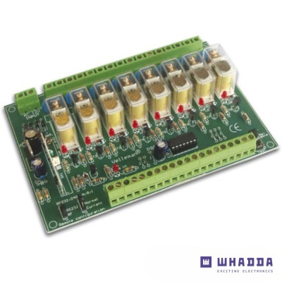 Placa eletrónica verde com relés transparentes e terminais de ligação