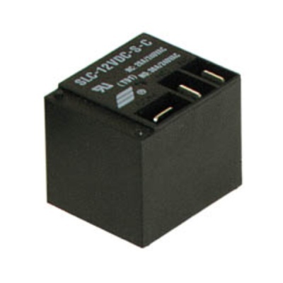 Relé elétrico preto cúbico com três pinos e texto branco no topo