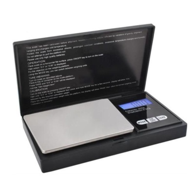 balança digital de precisão em estojo preto com plataforma metálica e ecrã azul