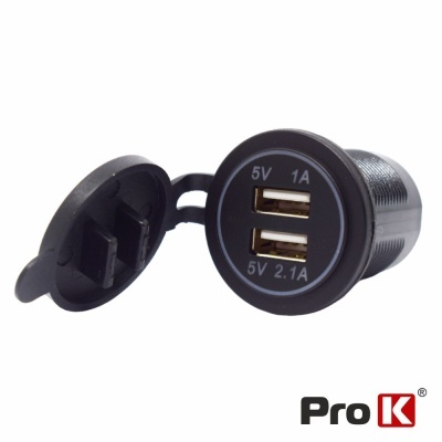 Carregador USB duplo preto com tampa aberta e logótipo Pro K