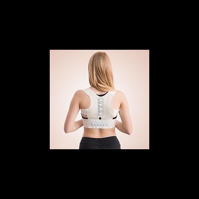 Mulher de costas a usar soutien desportivo branco com fecho frontal e calças de desporto pretas