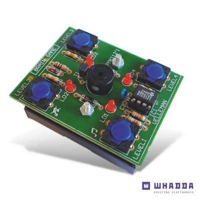 Placa eletrónica verde com botões azuis, LEDs vermelhos e texto impresso