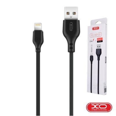 Cabo USB preto com conectores USB tipo A e Lightning ao lado da embalagem branca do produto XO-NB103