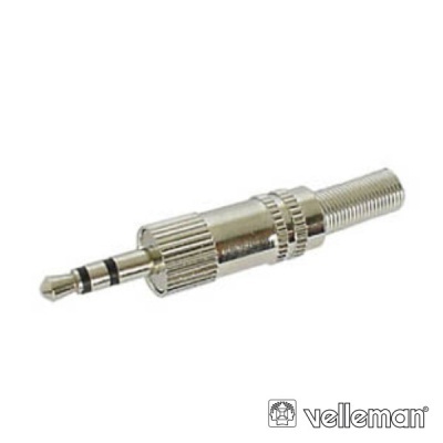Conector de áudio jack 3,5 mm metálico prateado com anéis pretos, fundo branco