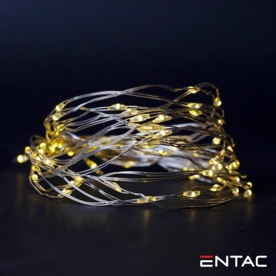 Cordão de luzes LED amarelas com fios finos sobre fundo preto