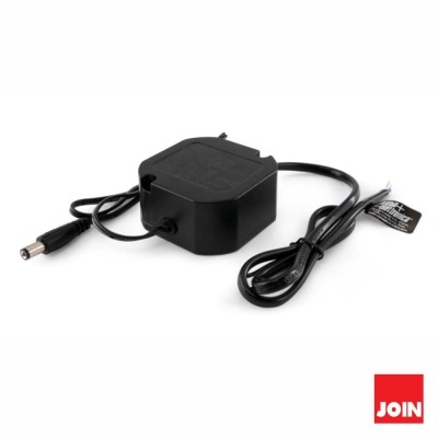 Transformador preto com cabo elétrico e ficha DC sobre fundo branco