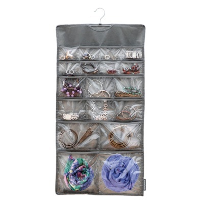Organizador de joias cinzento com cabide e vários acessórios e lenços