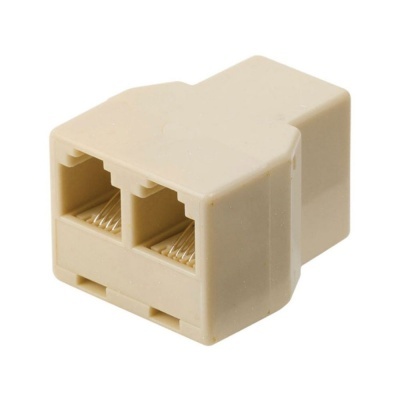 Conector divisor telefónico o de red RJ11/RJ45 beige de plástico con dos entradas para cables.