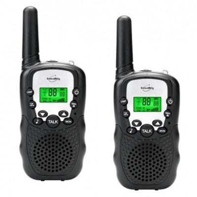 Par de walkie-talkies pretos com ecrã digital verde e antena