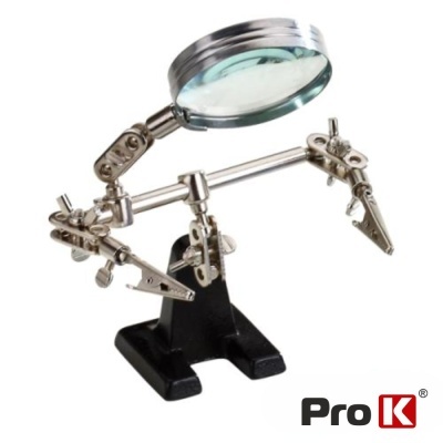 Suporte ajustável com pinças metálicas e lupa em base preta