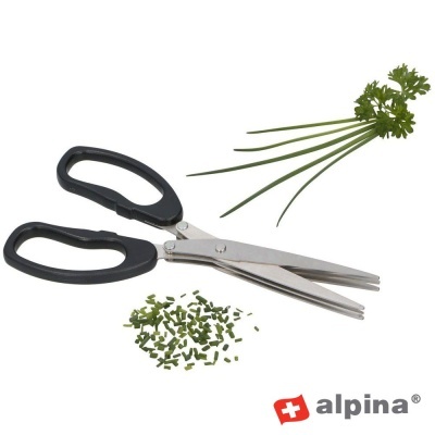 Tesoura de cozinha multi-lâminas com cabo preto e lâminas em aço inoxidável ao lado de ervas frescas e picadas