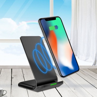 Suporte de carregamento sem fios preto com smartphone a carregar ao lado de janela