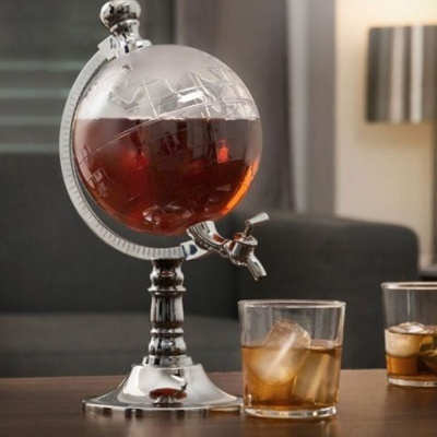 Globo com bebida e torneira acompanhado de copos com gelo numa mesa