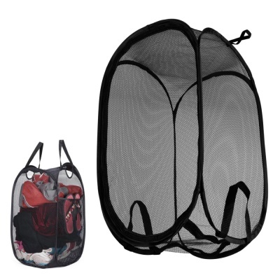 Cesto de roupa em rede preta com alças e estrutura flexível
