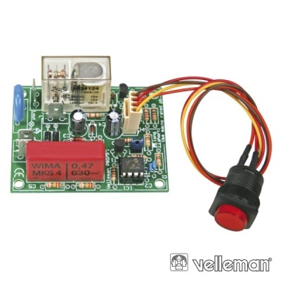 Placa eletrónica com relé, condensador vermelho e botão de pressão vermelho ligado por fios