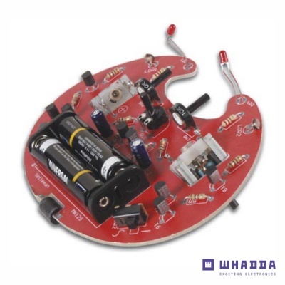 Placa eletrónica vermelha com componentes como pilhas, resistores e LEDs