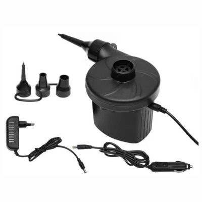 bomba de ar elétrica preta com vários adaptadores e cabos conectados