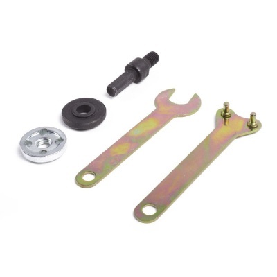 Ferramentas e peças metálicas sobre fundo branco