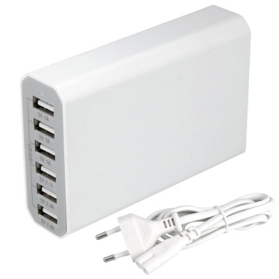 Carregador USB branco com seis portas e cabo de alimentação branco.