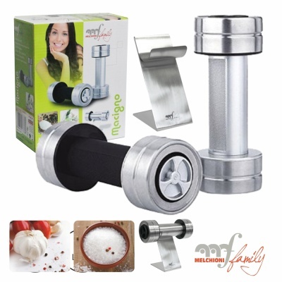 Pesos de cozinha em metal com suporte e embalagem com imagem de mulher e texto Melchioni Family