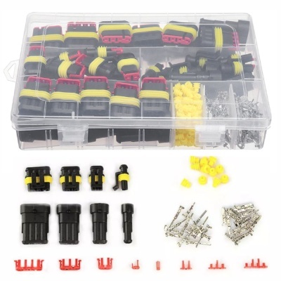 Conjunto de conectores elétricos impermeáveis numa caixa plástica transparente