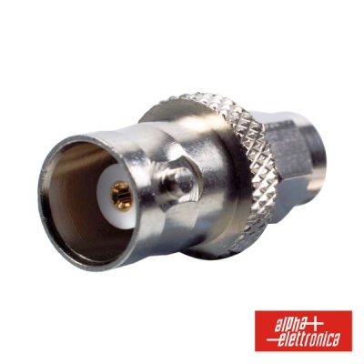 Conector BNC metálico prateado com pormenores texturados e logótipo alpha elettronica