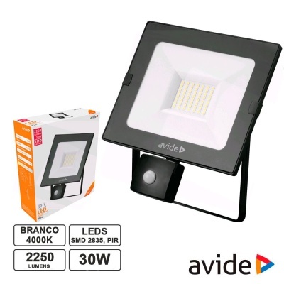 Refletor LED preto quadrado com múltiplos LEDs SMD 2835 e sensor PIR ao lado da sua embalagem branca e laranja
