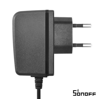 Carregador preto com plugue europeu e logótipo Sonoff