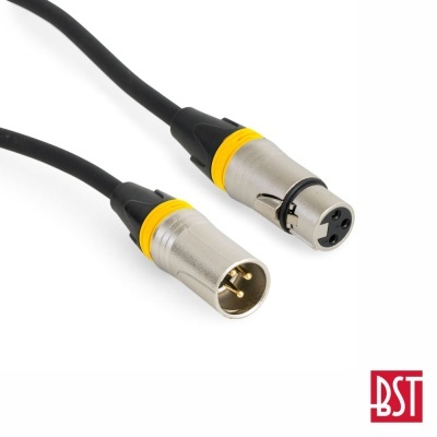 Cabo áudio XLR metálico prateado com detalhes amarelos e preto em fundo branco