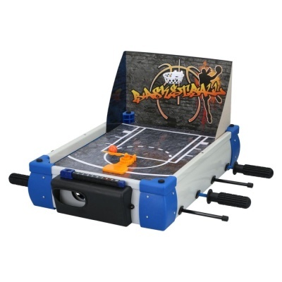 Jogo de mesa de basquetebol miniatura com alavancas pretas e decoração grafiti.