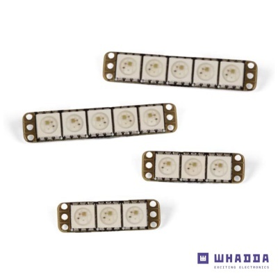 Tiras retangulares de LED com componentes eletrônicos sobre fundo branco