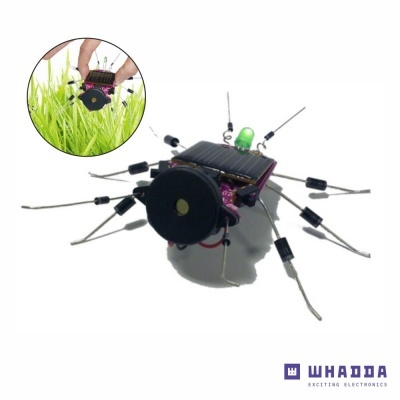 Robô inseto preto com painéis solares e pernas articuladas sobre fundo branco