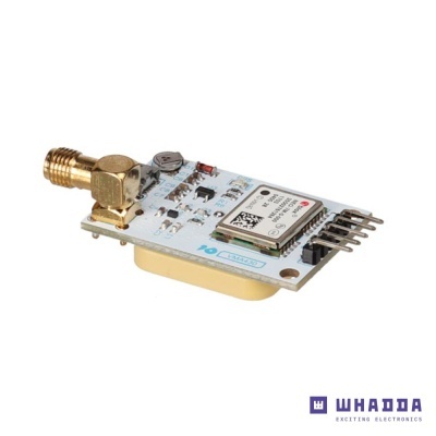 Módulo eletrônico branco com conector dourado e etiqueta com código QR