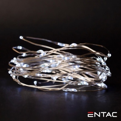 Cordão de luzes LED em fio de cobre com pequenas lâmpadas brancas acesas