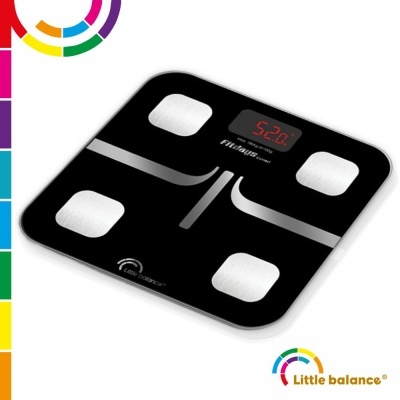 Balança digital de corpo preta com ecrã digital vermelho e detalhes metálicos prateados