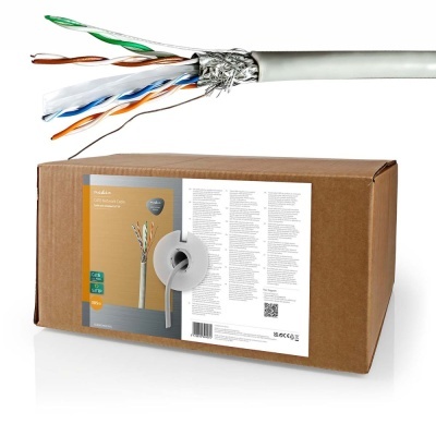 Cabo de rede com fios coloridos e caixa de cartão com etiqueta